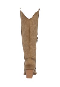 Bota vaquera de ante marrón con punta afilada, costura decorativa y un tacón moderado. Presenta un borde superior con forma de ola al estilo occidental y lengüetas para facilitar el calzado.