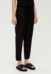 s.Oliver MIT BÜGELFALTEN - Stoffhose - schwarz