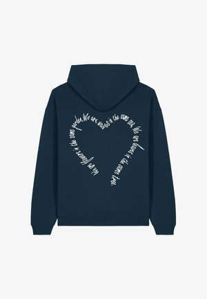 Tengerészkék kapucnis pulóver, hátoldalán fehér szív alakú szöveges designnal, puha tapintással és bordás mandzsettákkal, valamint alsó szegéllyel.