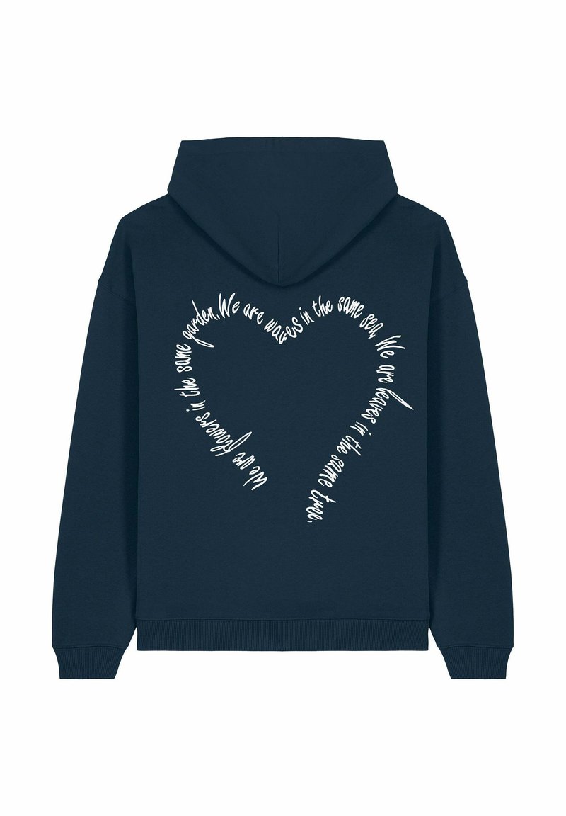 Mornarična kapuca sweatshirt z belim napisim v obliki srca na hrbtni strani, mehak material ter rebrasti manšeti in rob.
