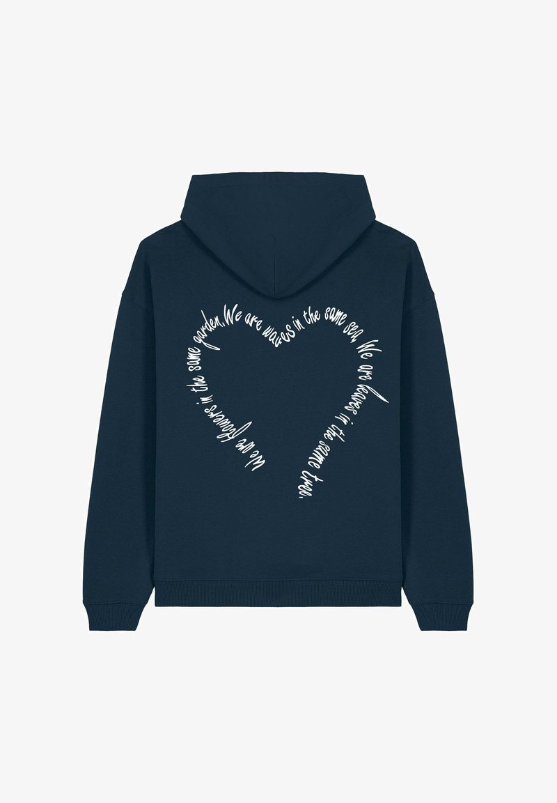 Mornarična kapuca sweatshirt z belim napisim v obliki srca na hrbtni strani, mehak material ter rebrasti manšeti in rob.