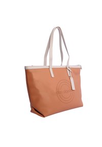 Bolsa de mano naranja hecha de material sintético texturizado, con asas blancas y un distintivo logo grabado en la parte frontal.