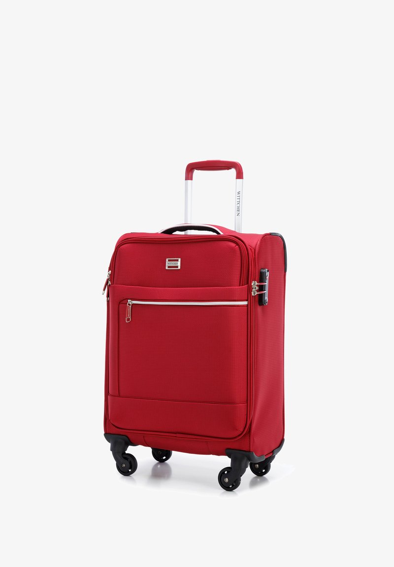 Valigia rigida rossa con finitura testurizzata, due ruote, manico retrattile e tasca frontale con zip e hardware argentato.