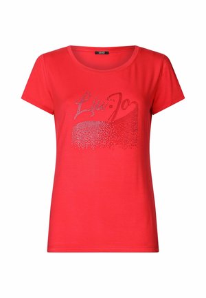 T-shirt rossa in morbido tessuto con maniche corte, caratterizzata da una grafica argentata scintillante con il testo "Liu Jo" sulla parte anteriore.