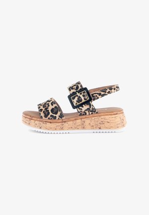 Leopardprint sleehak sandaal met een kurkachtige plateau, zwarte gespdetails, verstelbare band en witte rubberen zool.
