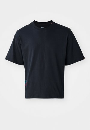 Melnā īsajā piedurknē T-kreklā, kas izgatavots no kokvilnas, ir klasisku noapaļotu apkakli un neliels krāsains logotipa elements sānos.