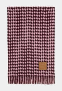 Scarf con motivo houndstooth in rosa e bordeaux scuro, con bordi frangiati e una piccola etichetta in pelle rettangolare attaccata.