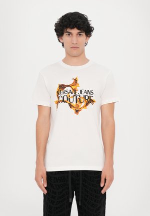 Biała bawełniana koszulka z krótkim rękawem, zdobiona wyrazistymi kwiatowymi grafikami oraz czarnym napisem "VERSACE JEANS COUTURE". Klasyczny okrągły dekolt.