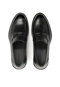Schwarze Lederloafers mit elegantem Design, versehen mit einem metallischen Akzent an der Vorderseite und einer glatten Textur. Markenlogo auf der Innenseite aufgedruckt.