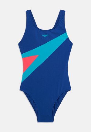 Blå badedragt med turkis og røde geometriske accenter og et lille "Speedo" logo på brystet.
