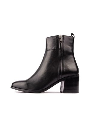 SOLE Classic ankle boots - black