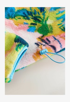 Krāsains flīsa sega ar dažādām dzīvīgām rakstu kombinācijām zaļā, rozā un zilā krāsā, ar gaiši zilu auduma apmali un regulējamu auklu.