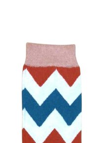 Calcetines coloridos con un patrón de zigzag en rojo, blanco y azul. Los puños son de color rosa claro y la tela parece suave y tejida.