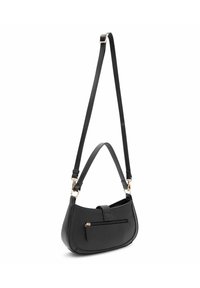 Schwarze Lederhandtasche mit einer geschwungenen Form, ausgestattet mit einer vorderen Reißverschlusstasche, goldenen Hardware-Details und verstellbaren Trägern.