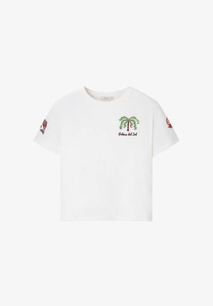 T-shirt blanc à manches courtes avec un palmier vert brodé et le texte "Palmas del Sol" sur la poitrine, avec des motifs de poissons rouges sur les deux manches.