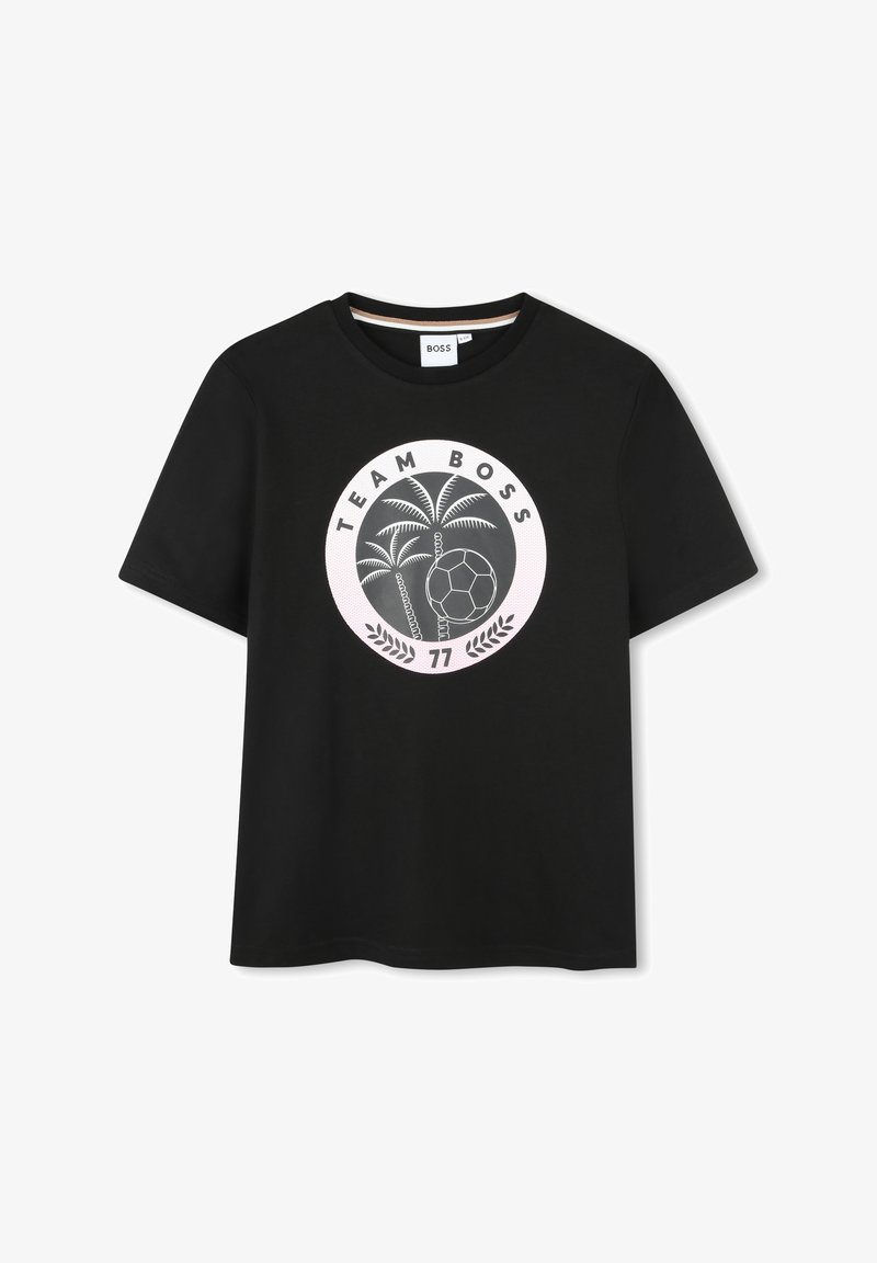 T-shirt en coton noir avec un motif rond comprenant des palmiers, un ballon de soccer, et le texte "TEAM BOSS 77" en accents blancs et roses.