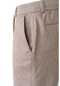 Hellebeige Hose aus strukturiertem Stoff mit vorderen Falten, seitlichen Taschen und einer Gesäßtasche mit einem dezenten Nahtdetail.