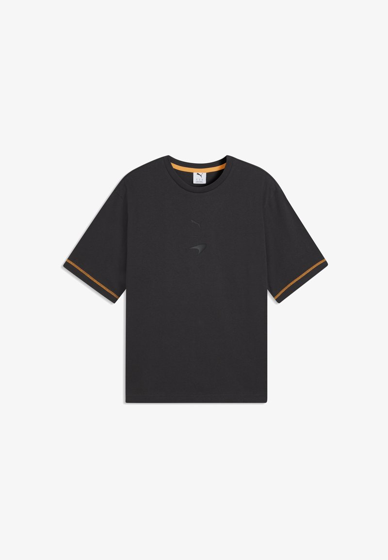 T-shirt noir à manches courtes avec col rond, bordure intérieure du col orange, coutures orange sur les manches, et logos subtils Puma et McLaren sur le devant.