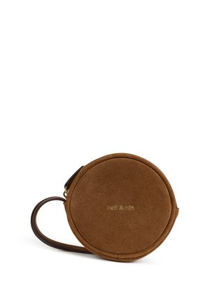 Petit sac rond en daim marron pour poignet avec fermeture éclair dorée et "nat & nin" embossé en or au centre avant.