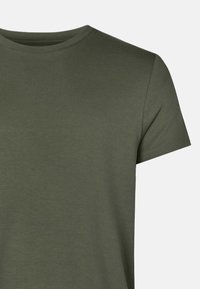 Olivegrünes T-Shirt mit kurzen Ärmeln und Rundhalsausschnitt, aus einem glatten, einfarbigen Material ohne sichtbare Muster oder Akzente.