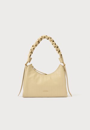 Geantă de mână din piele bej, cu un design texturat cu dungi verticale, mâner împletit și accente metalice aurii.