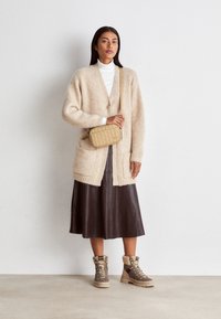 Lacoste DAILY LIFESTYLE SEASONAL - Mala a tiracolo - viennois beige