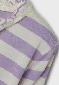 Gestreepte trui in lavendel en wit, met een ruches rond de hals. Zachte, gebreide textuur met horizontale strepen.