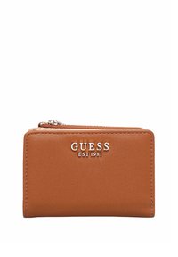 Portafoglio in pelle marrone di Guess, con chiusura con zip, logo impresso e una texture liscia. Forma rettangolare compatta con linee pulite.