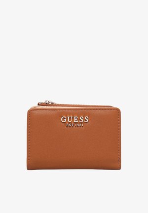 Portefeuille en cuir marron par Guess, avec une fermeture éclair, un logo en relief et une texture lisse. Forme rectangulaire compacte avec des lignes épurées.