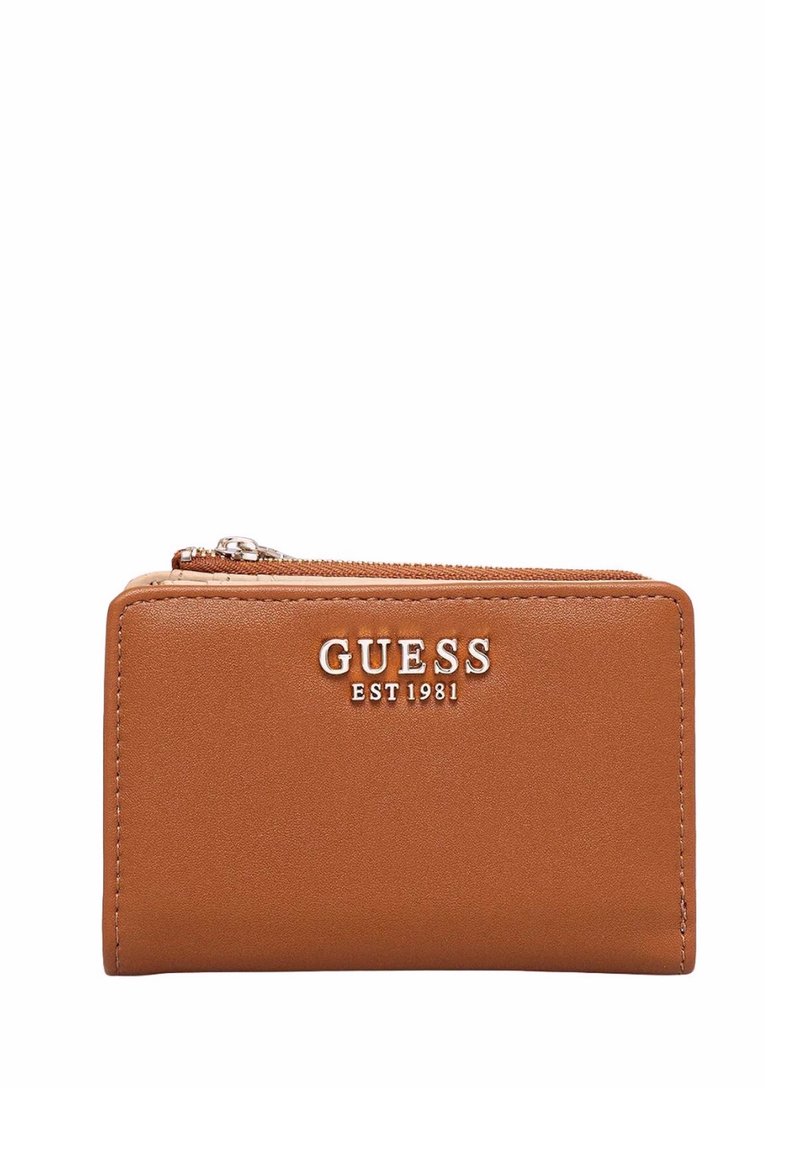 Portafoglio in pelle marrone di Guess, con chiusura con zip, logo impresso e una texture liscia. Forma rettangolare compatta con linee pulite.