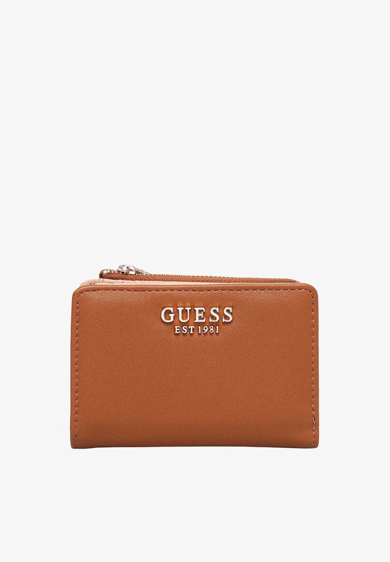 Bruine leren portemonnee van Guess, met een ritssluiting, een geperst logo en een gladde textuur. Compakte rechthoekige vorm met strakke lijnen.
