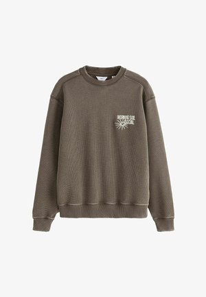 Bluza maro texturată cu guler rotund, manșete și tiv striate, având textul alb „Morning Side Social” și un grafic cu raze solare pe partea stângă a pieptului.