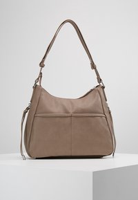 Borsa a spalla in pelle taupe con tracolla regolabile, tasca frontale aperta e chiusura con cerniera, esposta su un piedistallo bianco.