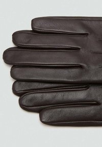 Guantes de cuero marrón con una textura suave y un ajuste contorneado, que presentan dedos alargados y detalles de costura a lo largo de las costuras.