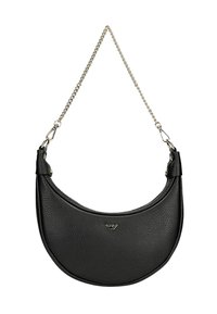 Černá texturovaná měsíčková kabelka se zlatým řetízkovým popruhem a malým zlatým logem uprostřed.