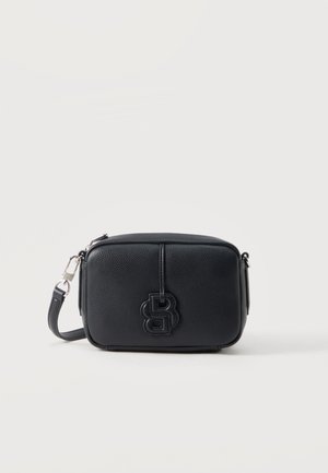 Geantă crossbody neagră din piele texturată, cu curea reglabilă și logo dublu „B” embosat pe față, pe un fundal alb simplu.