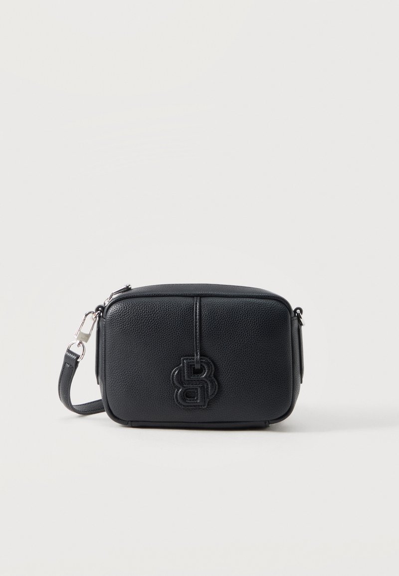 Μαύρο τσάντα crossbody από υφή δέρματος με ρυθμιζόμενο λουράκι και μπροστινό ανάγλυφο διπλό λογότυπο "B", τοποθετημένη σε απλό λευκό φόντο.