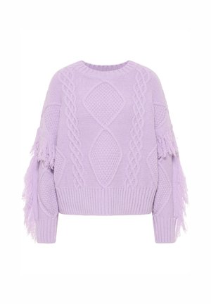 Lila kötött pulóver kerek nyakkal, kábelmintás dizájnnal és bojt részletekkel az ujjakon. Bordás alj és mandzsetta.