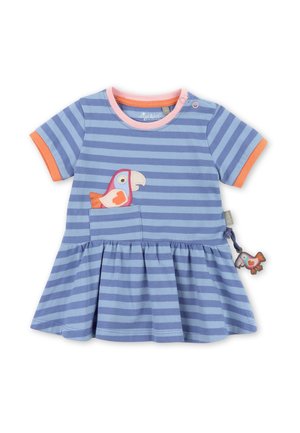 Robe rayée bleue à manches courtes, avec des accents orange et un appliqué de perroquet sur la poche poitrine. Jupe évasée avec un ourlet froncé.