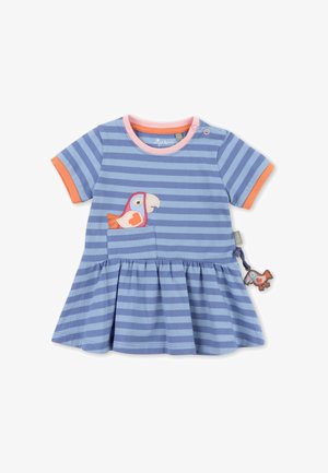 Robe rayée bleue à manches courtes, avec des accents orange et un appliqué de perroquet sur la poche poitrine. Jupe évasée avec un ourlet froncé.