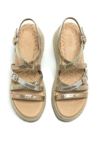 Sandalias de cuña con una planta en tono marrón claro texturizada, tiras entrecruzadas en dorado y plateado, y una suela de plataforma de yute trenzado.