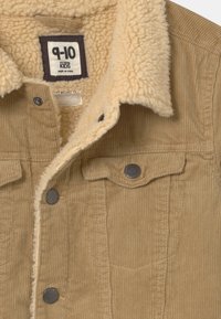 Hnědá kordurová bunda s krémovým syntetickým beránkem na límci, s druky, dvěma náprsními kapsami a žebrovanou strukturou. Etiketa označuje velikost 9-10 pro děti.