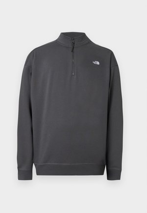 Tumehall pikkade varrukatega pullover, neljandiku lukuga kraega ja väikese valge The North Face logoga vasakul rinnal.