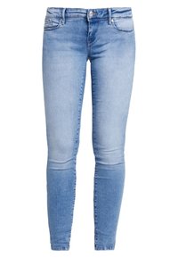 Jeans skinny de mezclilla azul claro con un diseño ajustado, que cuentan con bolsillos frontales, cierre de cremallera y un sutil desgaste a lo largo de los muslos.