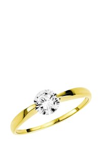 Anello con diamante rotondo, dotato di una pietra tagliata brillante e trasparente, montato su una fascia in oro giallo lucido con un design liscio e conico.