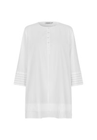 Witte tuniek met een ronde halslijn, knoopsluiting aan de voorkant, driekwart mouwen met oogjesaccenten en een ontspannen pasvorm. Zachte stof textuur.