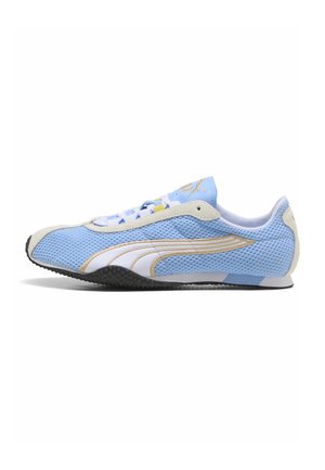 Hellblauer Mesh-Laufschuh mit weißen und beigen Akzenten, schwarzer strukturierter Sohle und Schnürsenkeln, seitlich auf weißem Hintergrund dargestellt.