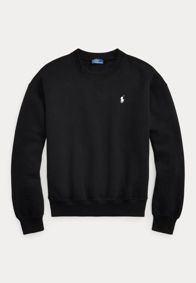 Svart crewneck-genser med lange ermer og ribbestrikkede mansjetter, med en liten hvit Polo Ralph Lauren-logo på venstre bryst.