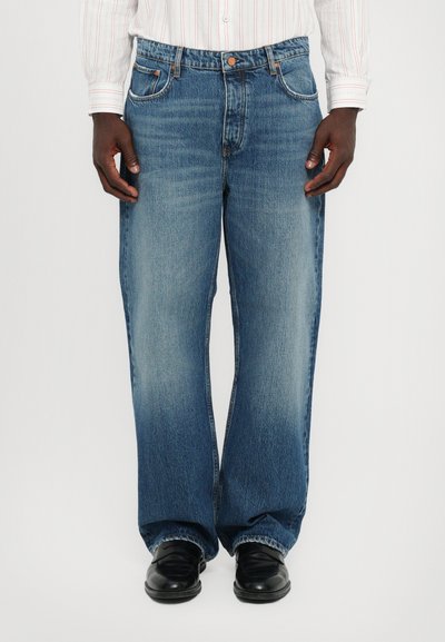 Blå denim jeans med løs fit, mid-rise talje, fem-lomme design og falmet vask med subtile slidmærker.