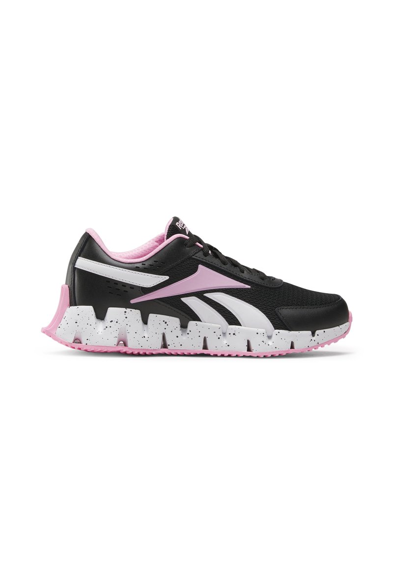 Czarna sportowa sneaker z siateczkową cholewką i białymi oraz różowymi akcentami, z amortyzującą podeszwą oraz teksturowaną białą podeszwą środkową z czarnymi plamkami.